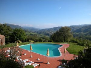 Ferienwohnungen in einem restaurierten Landgut mit Pool und herrlicher Panoramalage bei Assisi/Italien