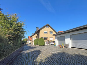 Charmantes Zweifamilienhaus mit Baugrundstück in 32130 Enger